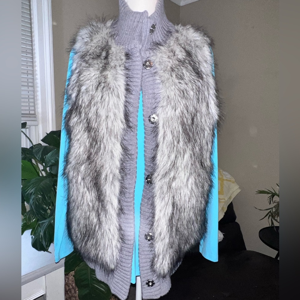Michael Kors faux fur vest. Large ⭐️